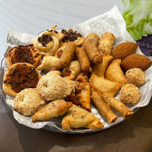 מגש מאפים ומתוגנים (מועג׳נאת)